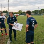 allenatore calcio dilettanti che spiega la tattica ai giocatori